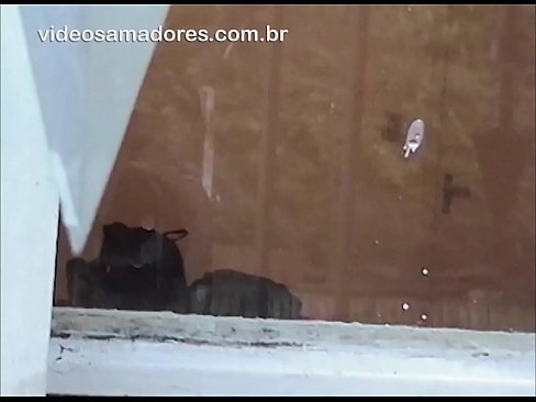❤️ Home cachondo mirando á súa moza con outro mozo, gravando un vídeo de carallo sen molestar á parella ❤️ Porno en nós ﹏